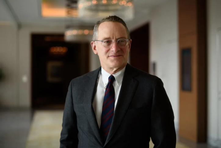 亿万富翁投资者霍华德·马克斯 (Howard Marks) 回顾了 2000 年至 2020 年期间他战胜市场的 5 次经历——以下是他学到的 3 个重要教训