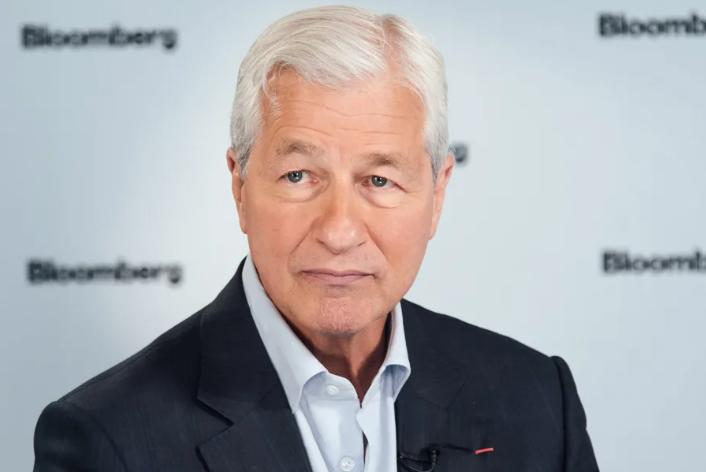 摩根大通首席执行官杰米·戴蒙 (Jamie Dimon) 斥责在家工作的经理们：“我不知道你如何成为一名领导者，却不能完全与员工打交道”
