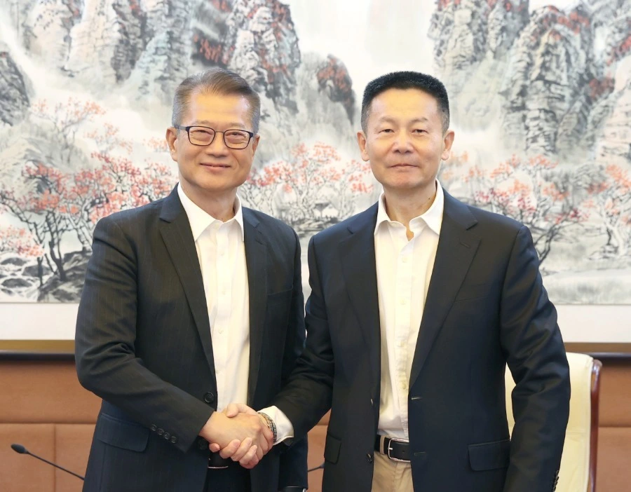 吴清主席会见香港特区政府财政司司长陈茂波一行