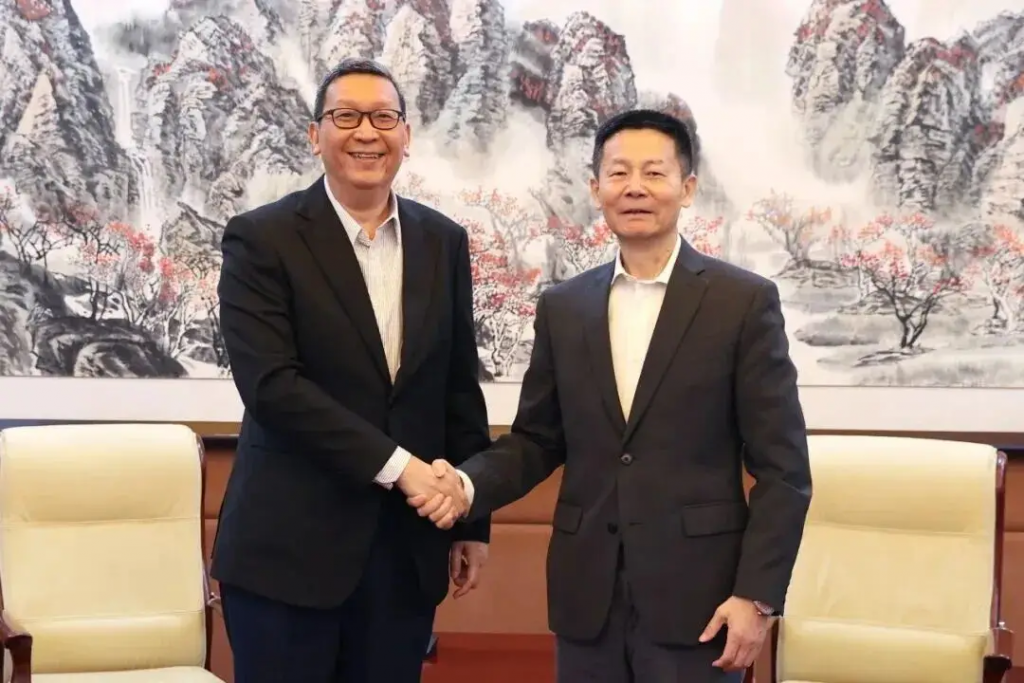 吴清主席会见澳门金融管理局行政管理委员会主席黄善文